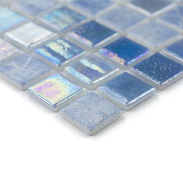 Quadratische Mosaikfliesen mit schimmernder Oberflächenstruktur für Wand und Bodenbeläge