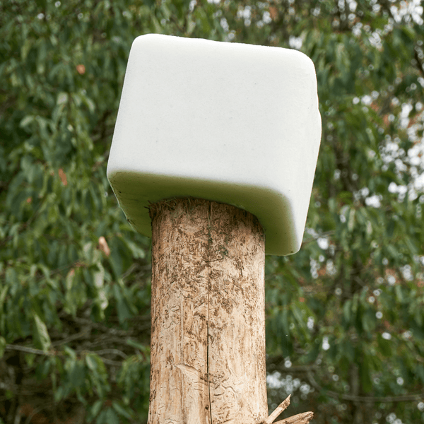 Weißer Vogelhaus-Rohling aus Styropor auf Holzpfosten