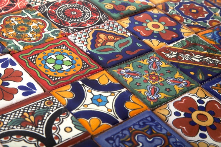 Dekorative Fliesenbordüre an einer Tür und einem Lichtschalter