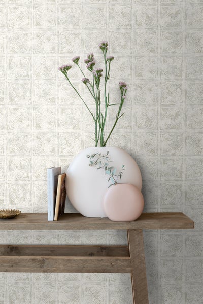 Dekoratives Zimmer mit Mustertapete, Holztisch, Vasen und Büchern