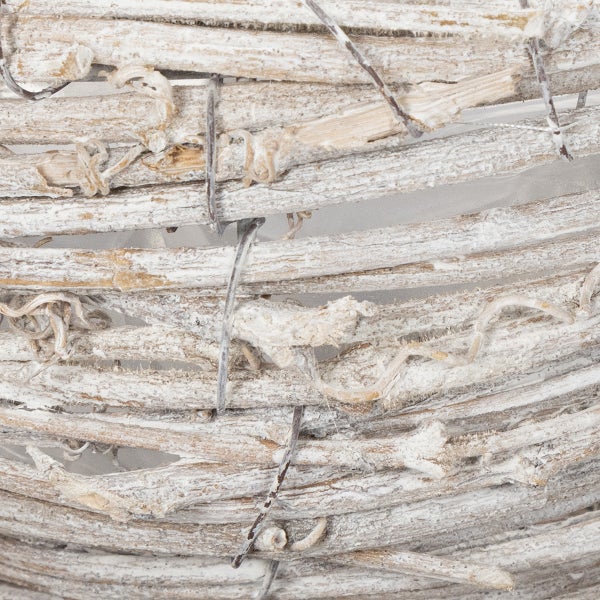 Detailansicht eines Dekorationsobjekts aus weiß beschichteten Zweigen, die mit Draht verbunden sind.