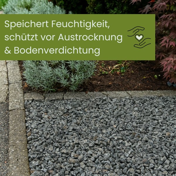 Gartenweg mit Kies und Pflanzen, der Feuchtigkeit speichert und vor Austrocknung sowie Bodenverdichtung schützt