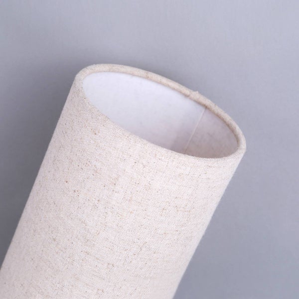 Nahaufnahme eines zylindrischen Lampenschirms aus Textilgewebe mit strukturierter Oberfläche.