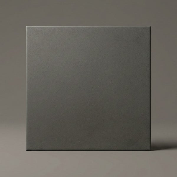 Quadratische Fliese mit matter Oberfläche für Wand und Boden.