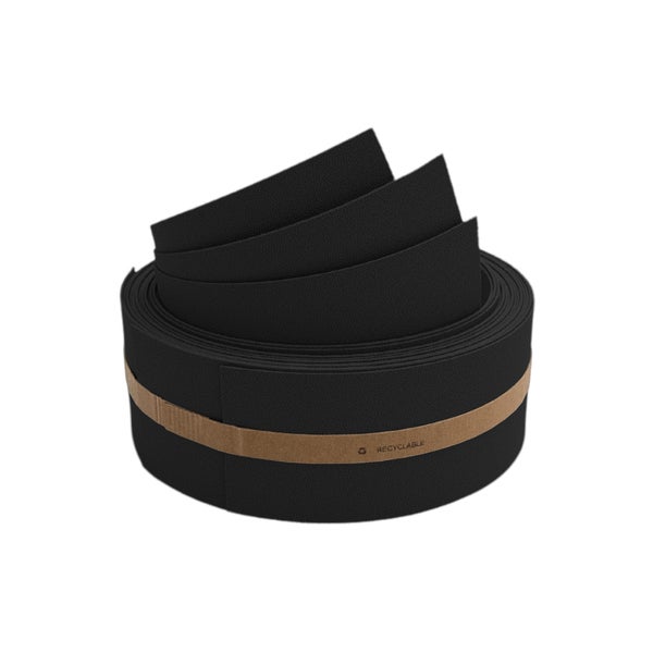 Eine Rolle aus schwarzem Dichtungsband mit Papierbanderole, das das Symbol 'Recycelbar' zeigt.