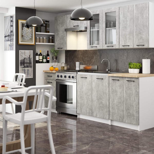 Moderne Küche mit grauen Schränken, Esstisch und Stühlen