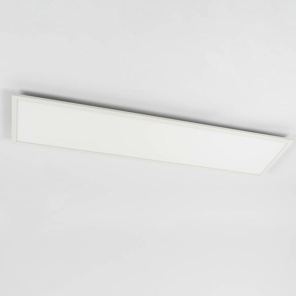 Flache rechteckige LED-Panel Deckenleuchte mit weißem Rahmen.