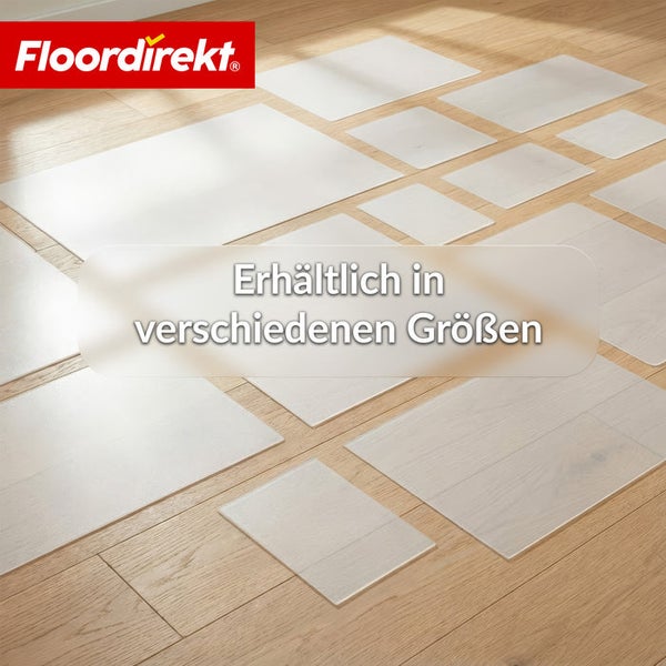 Floordirekt Logo. Verschiedene Musterstücke von Bodenbelägen in unterschiedlichen Größen auf einem Holzboden.