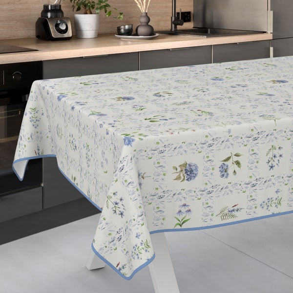 Tischdecke mit floralem Muster auf einem Küchentisch