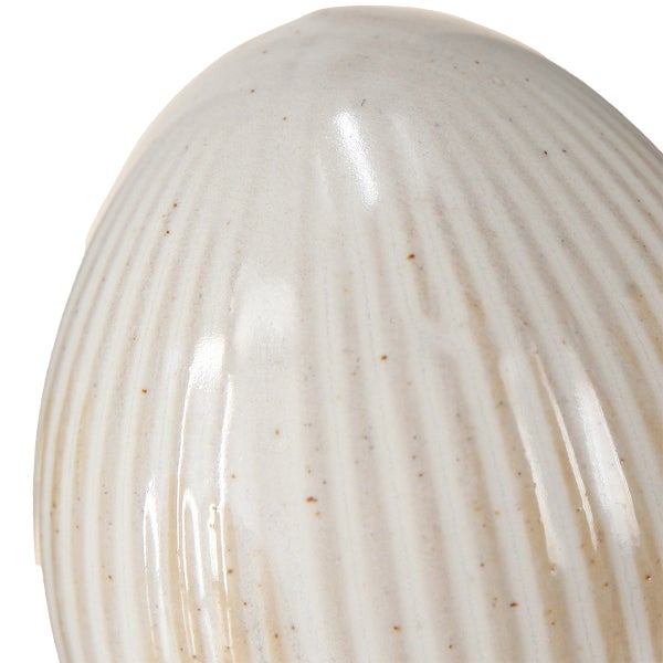 Detailansicht einer Keramikvase mit gerillter Oberfläche