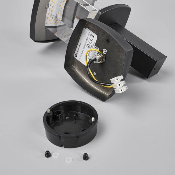 Innenansicht einer Außenwandleuchte mit Montagesockel, Anschlussklemme, Lampenwelt Logo und Typenschild mit technischen Daten.