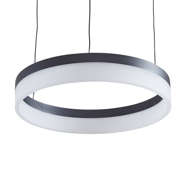 Moderne ringförmige LED-Pendelleuchte in Schwarz mit weißem Diffusor, an drei dünnen Seilen abgehängt.