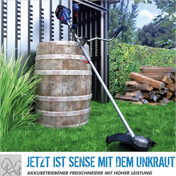 Akku-Freischneider auf Rasenfläche im Garten neben einem Holzfass und Kaminholz vor einer grünen Hecke.