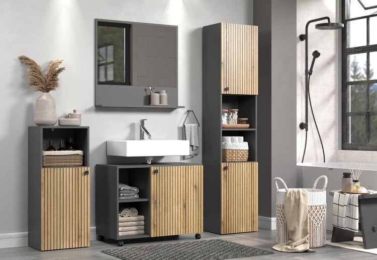 Modernes Badezimmermöbel Set mit Spiegelschrank, Waschbeckenunterschrank und Hochschrank im Lamellendesign in Holzoptik und dunkler Oberfläche.