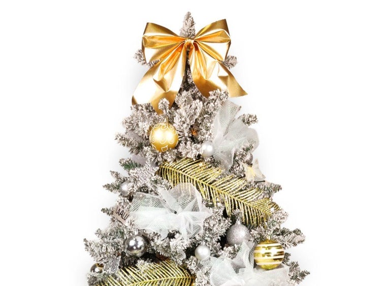 Geschmückter künstlicher Weihnachtsbaum mit Schneeoptik, verziert mit Schleifen, Kugeln und Dekozweigen.