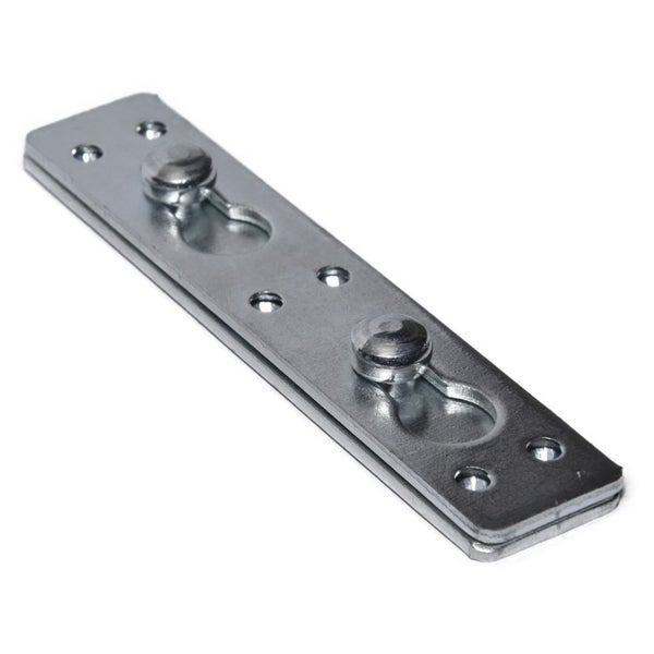 Ein rechteckiger Beschlag aus Metall mit zwei integrierten Bolzen und Befestigungslöchern für Möbel oder Türen.