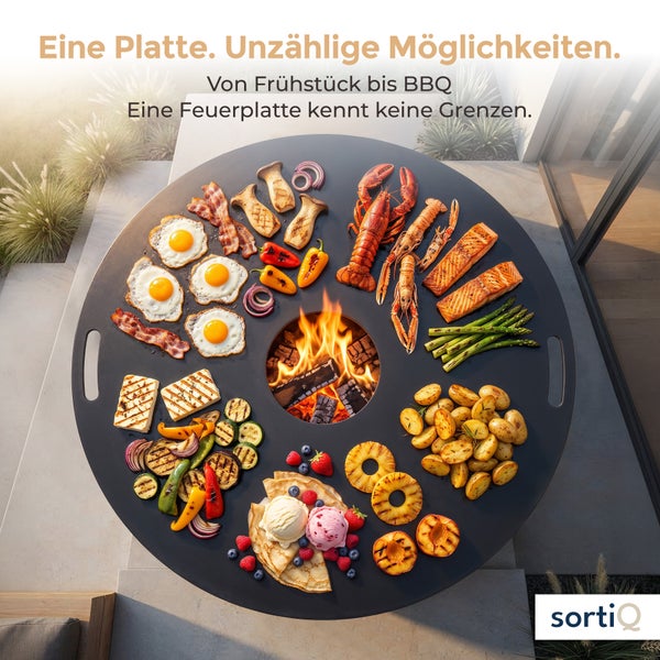 Runde Feuerplatte mit Grillgut wie Eiern, Fisch, Gemüse und Dessert über offenem Feuer auf einer Terrasse mit SortiQ Logo.