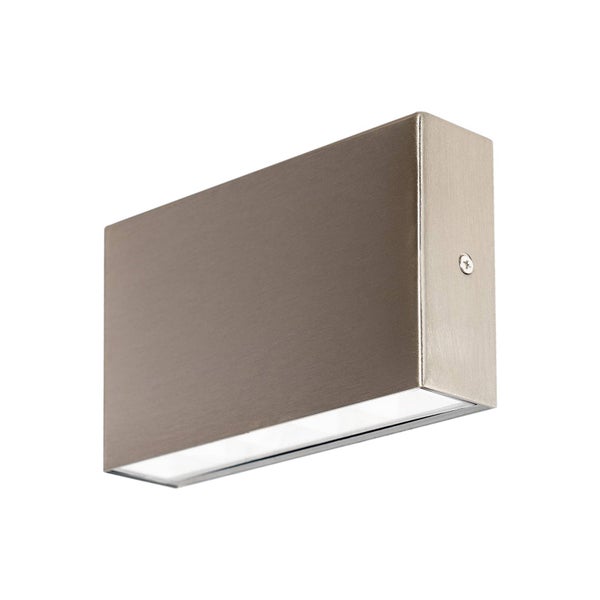 Rechteckige Außenwandleuchte aus gebürstetem Metall für die Wandmontage im Außenbereich.