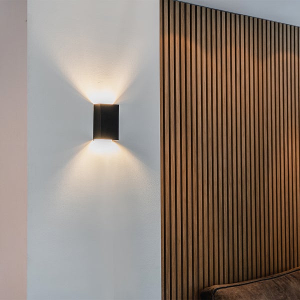 Wandleuchte mit Lichteffekt an einer Holzwand