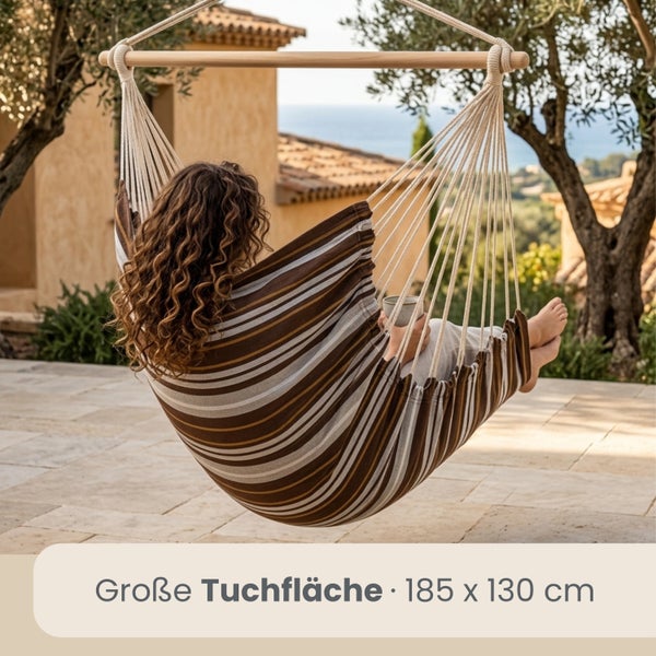 Gestreifter Hängesessel aus Stoff mit Holzstab auf einer Terrasse, Tuchfläche 185 mal 130 Zentimeter.