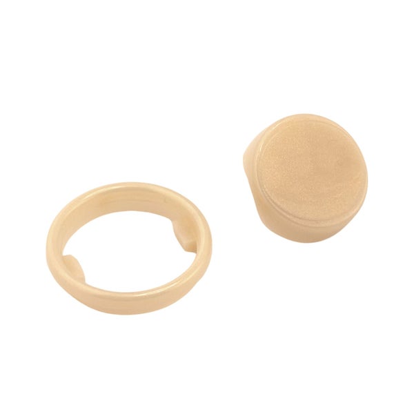 Zweiteilige beige Abdeckkappe aus Kunststoff für Schraubenköpfe.