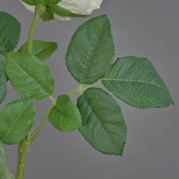Künstlicher Zweig mit grünen Blättern und kleinen rötlichen Knospen.