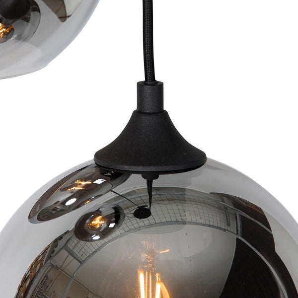 Nahaufnahme einer Hängeleuchte mit grauen Glasschirmen und schwarzer Aufhängung