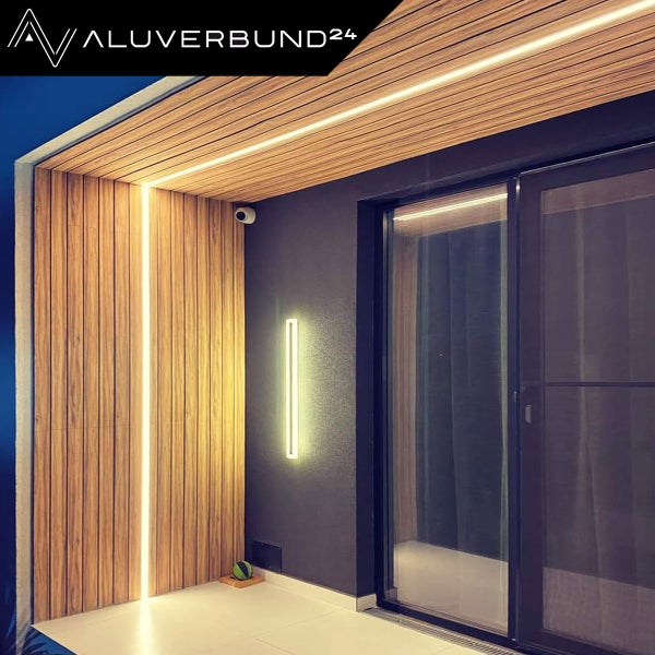 Moderne Terrasse mit Holzverkleidung, LED-Beleuchtung und Schiebetür