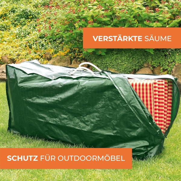Grüne Aufbewahrungstasche mit verstärkten Säumen für Gartenmöbel-Auflagen auf einer Rasenfläche als Schutz für Outdoormöbel.