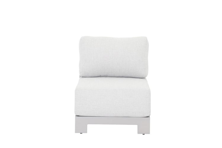 Mittelteil eines Gartensofas mit Polstern aus Stoff und einem stabilen Gestell aus Metall.