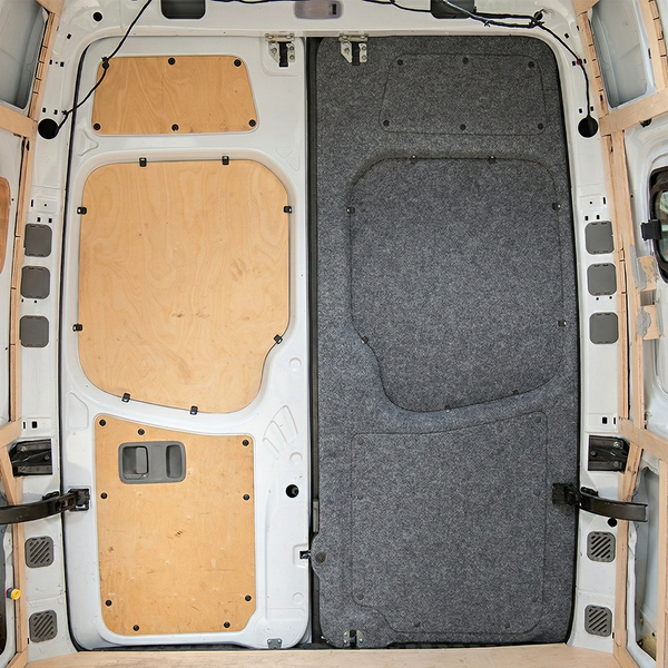 Innenraum eines Transporters mit Holzverkleidung und Filzverkleidung