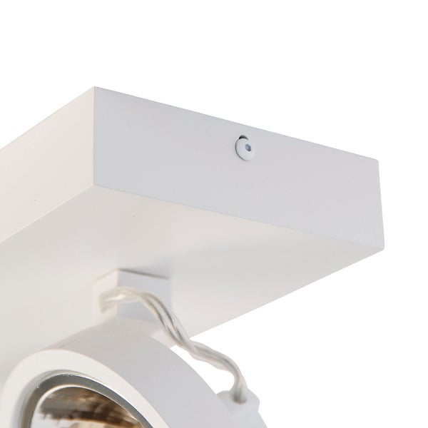 Detailansicht einer weißen Deckenleuchte mit schwenkbarem Spot