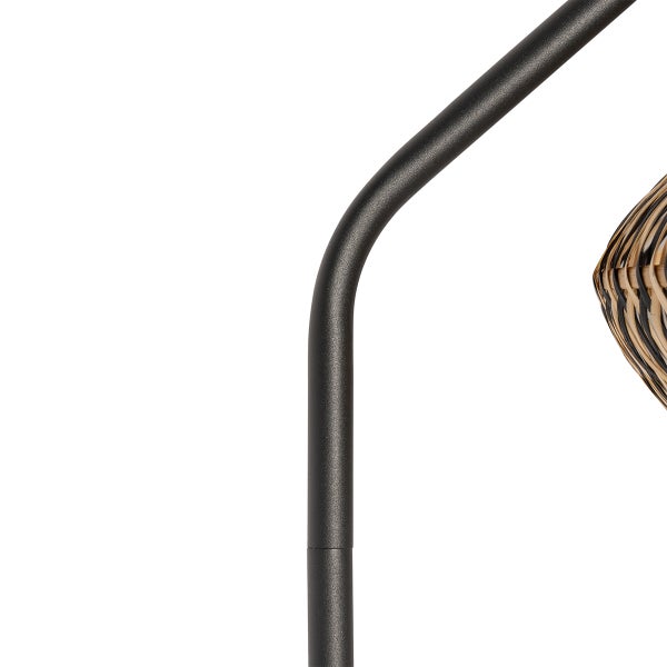 Detail einer Hängeleuchte mit Metallgestell und Rattanschirm