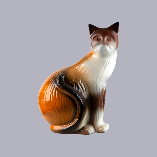 Dekofigur Katze aus Keramik in Weiß, Braun und Orange, sitzend mit glänzender Oberfläche.