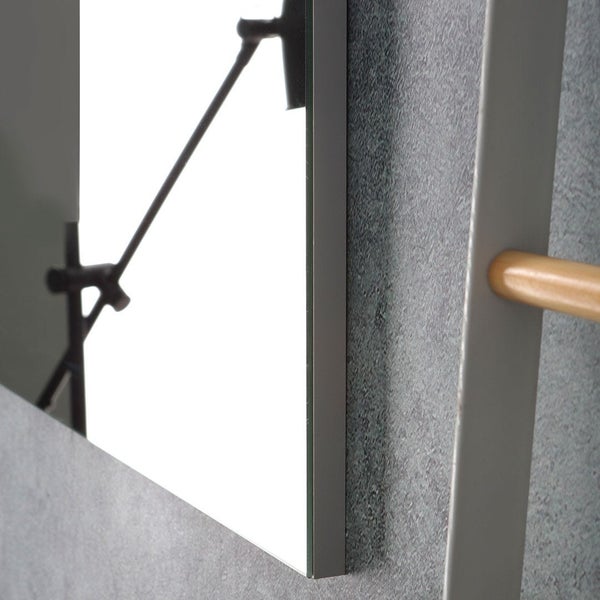 Detailansicht eines Spiegels mit Beleuchtung und Leiter