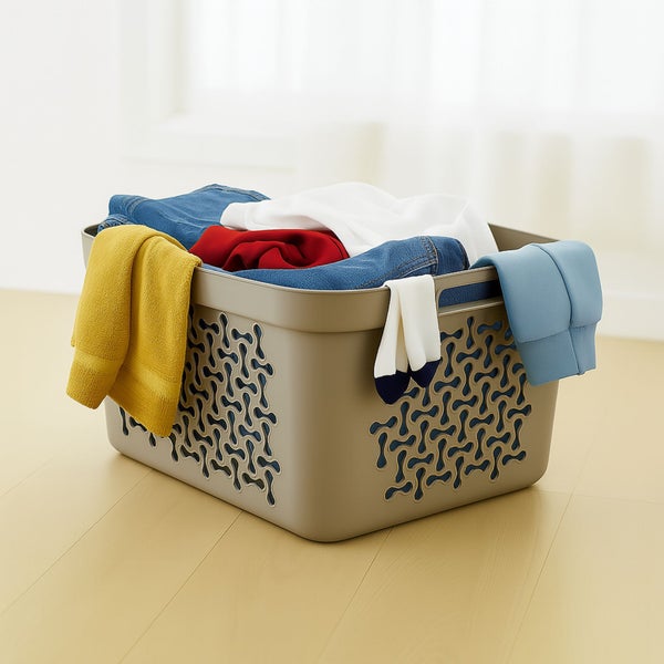 Wäschekorb aus Kunststoff gefüllt mit Kleidung