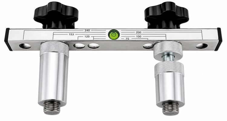 Armaturen-Montagelehre aus Metall mit Libelle, Skala und verstellbaren Gewindebolzen für präzise Installationen.