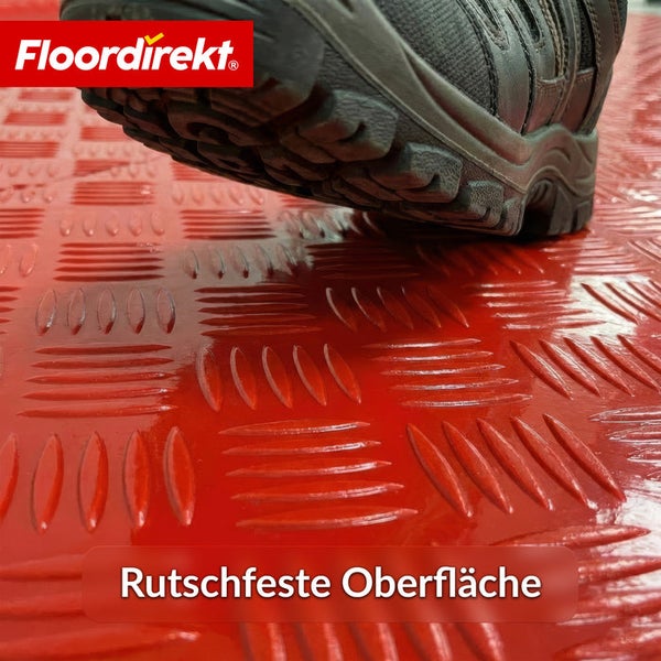 Schuh auf rutschfester Bodenoberfläche mit Noppenmuster