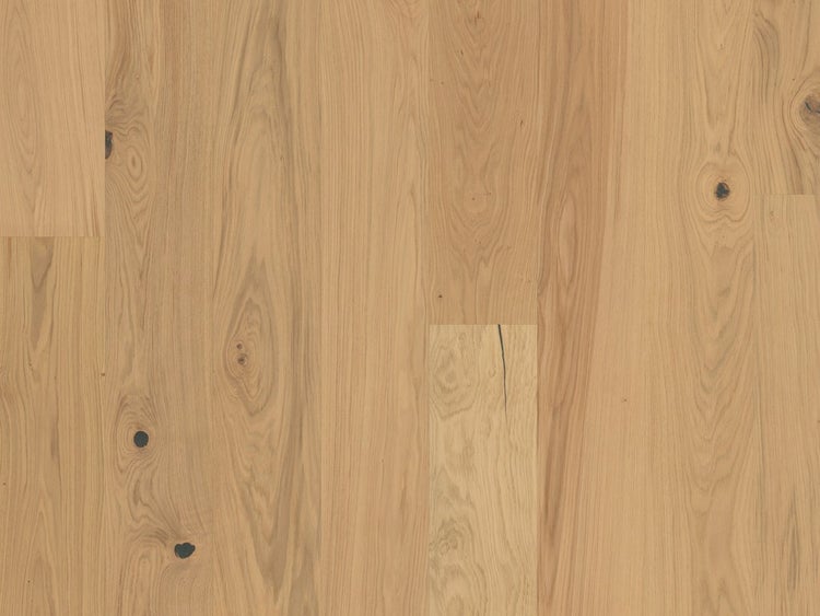 Holzboden aus Eiche mit markanter Maserung und Astlöchern.