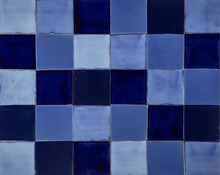 Muster aus quadratischen, keramischen Wandfliesen