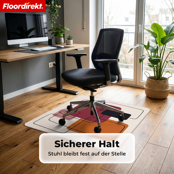 Bodenschutzmatte mit geometrischem Muster unter einem Bürostuhl auf Holzfußboden in einem hellen, modernen Home-Office. Floordirekt Logo.