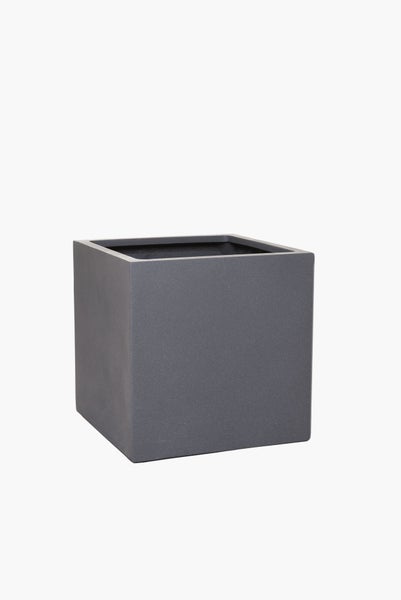 Quadratischer Pflanzkübel in Anthrazit, würfelförmig aus robustem Material.