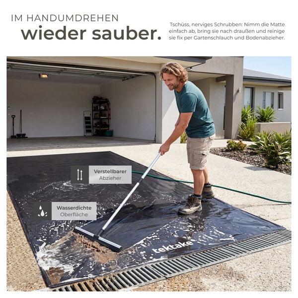 Mann reinigt eine wasserdichte Garagenmatte von tektake mit einem verstellbaren Abzieher im Außenbereich vor einer Garage.