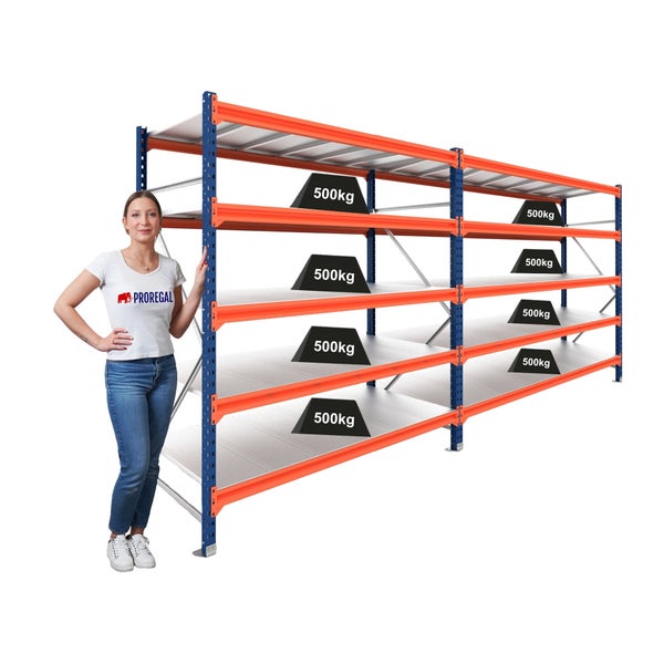 Metall-Schwerlastregal mit 5 Ebenen, Traglast 500 Kilogramm pro Boden, blaue Ständer, orange Traversen, Proregal Logo, Person als Größenvergleich.