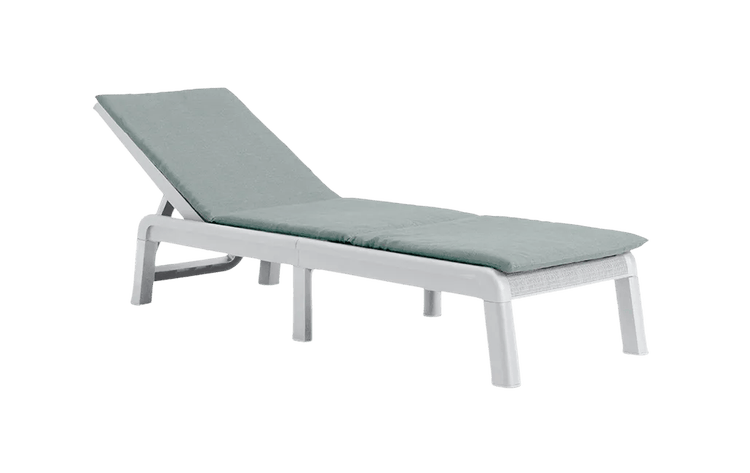 Sonnenliege aus weißem Kunststoff mit grauer Polsterauflage und verstellbarem Kopfteil.