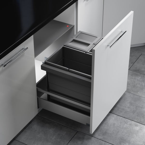 Ausziehbares Abfalltrennsystem für Küchenunterschränke mit zwei grauen Mülleimern in weißem Schrank.