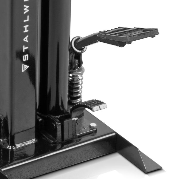Detailansicht eines Wagenhebers mit Fußpedal und Stahlwerk Logo