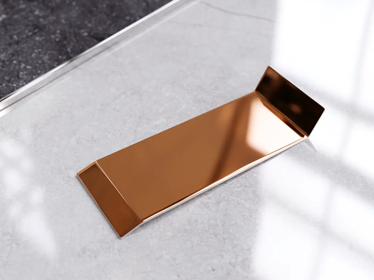 Rechteckige Seifenschale aus Metall auf einem Waschtisch