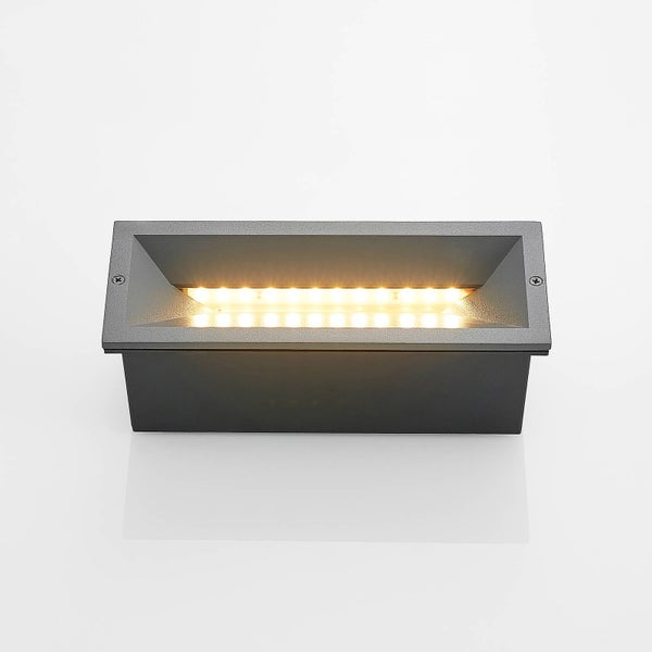 Rechteckige LED-Wandeinbauleuchte aus Metall mit warmweißem Licht.