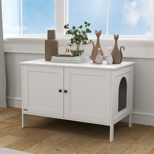Weißer Katzentoilettenschrank im Sideboard-Stil mit zwei Türen und seitlichem Durchgang in einem hellen Zimmer mit Fenster.